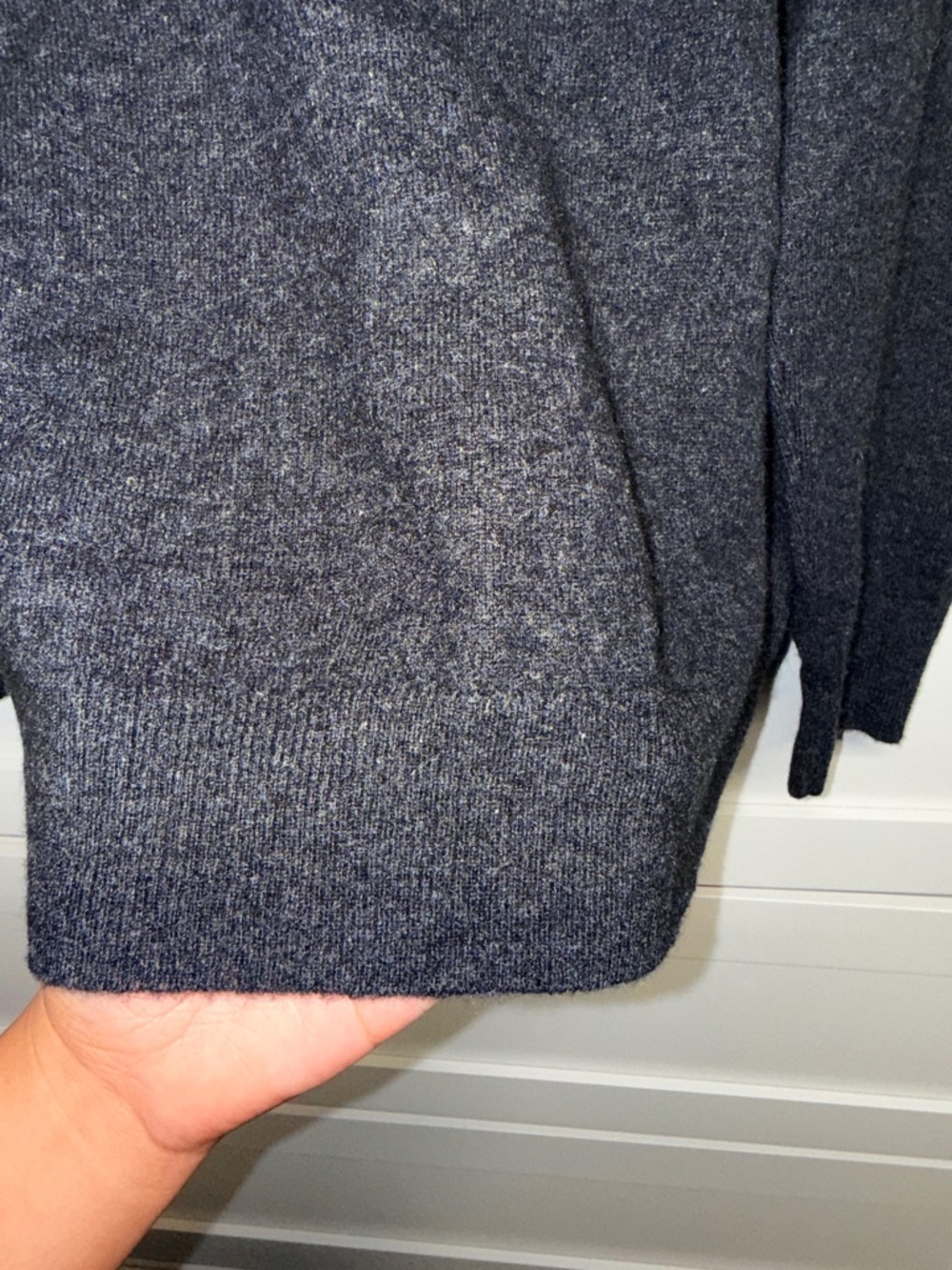 100% Cashmere Naadam Men's Charcoal Crewneck Sweater - Picture 3 of 7